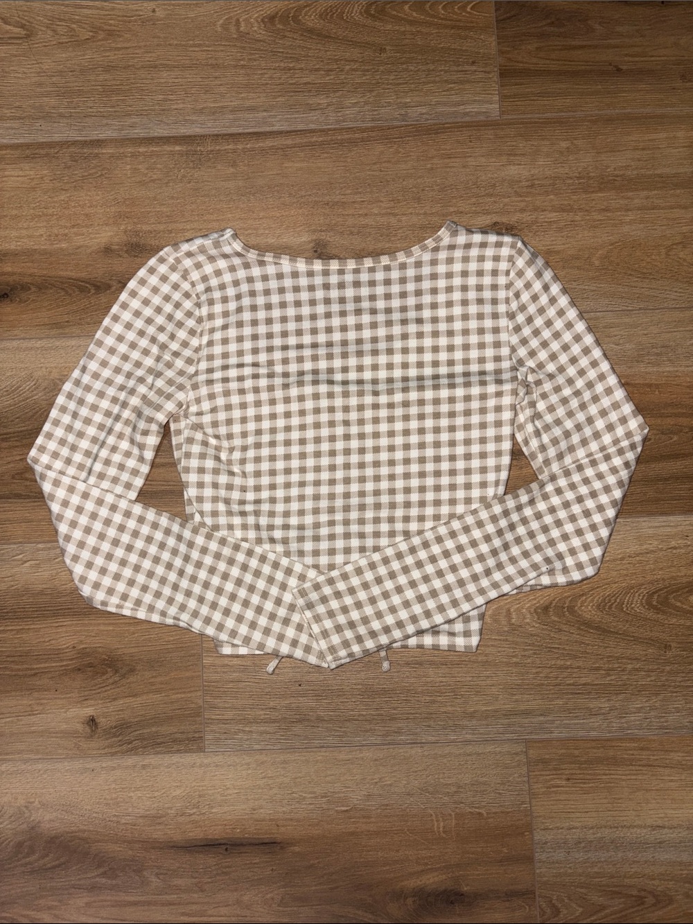 Hollister Beige Gingham Ruched Long Sleeve Tee - Picture 3 of 3